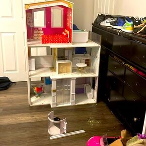 Hi I’m selling this doll house